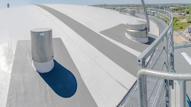 Um riesige, gewölbte Tank- und Speicherdächer dämmen zu können, hat das Unternehmen Bohle Isoliertechnik GmbH vor Jahren ein innovatives Dämmsystem entwickelt. - © Bohle Gruppe/T.Elger elgerart.de Um riesige, gewölbte Tank- und Speicherdächer dämmen zu können, hat das Unternehmen Bohle Isoliertechnik GmbH vor Jahren ein innovatives Dämmsystem entwickelt. - © Bohle Gruppe/T.Elger elgerart.de