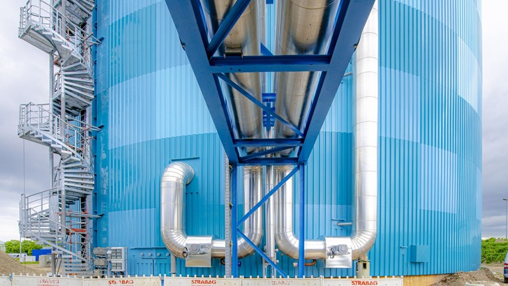 Bei der Manteldämmung war das Farbkonzept zu beachten: Um optisch in das Erscheinungsbild der Umgebung zu passen, wurden sechs verschiedenfarbige Trapezflächen aus Aluminium (jeweils 3x3 m) montiert.