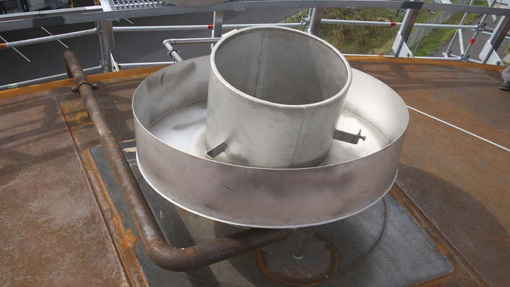 „Großes industrielles Belüftungssystem auf einem Metalldach, integriert in moderne Dämmstofflösungen für optimierte Energieeffizienz und Schallschutz, umgeben von Sicherheitsgeländern. - © Bohle Gruppe/T.Elger elgerart.de „Großes industrielles Belüftungssystem auf einem Metalldach, integriert in moderne Dämmstofflösungen für optimierte Energieeffizienz und Schallschutz, umgeben von Sicherheitsgeländern. - © Bohle Gruppe/T.Elger elgerart.de