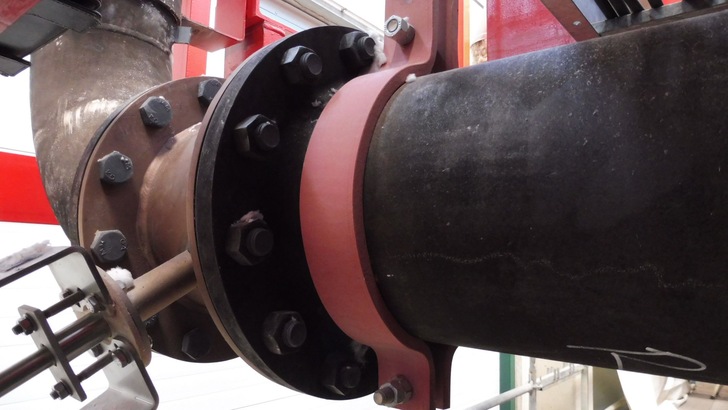 Typischer Ausführungsmangel: Rohrhalterung ohne thermische Trennung zwischen Rohrleitung und Abhängekonstruktion