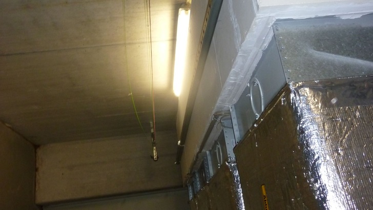 Typischer Planungsmangel: vier vorgelagerte Brandschutzklappen, die in der Wand hätten eingebaut werden können