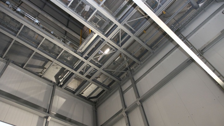 Das Tiefkühllager in Muggensturm wurde in Silobauweise errichtet. Das Regal zur Lagerung der Waren ist gleichzeitig das tragende Gerüst des gesamten Gebäudes, an dem auch die Außenfassade angebracht wurde.