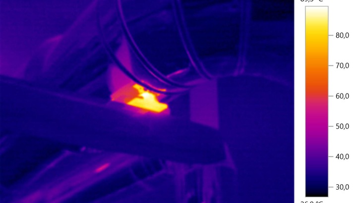 Wärmebild: Versorgungsleitung mit Wärmebrücke im Bereich des Auflagers