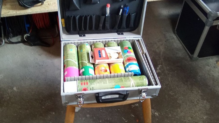 Lieber einmal zu viel angezeichnet – farbige Sprühkreide gibt nicht nur dem Bauherren die Möglichkeit, das erste Mal die virtuelle Welt zu verlassen, sondern ist auch ein einfacher und kostengünstiger Weg vor dem Dosensenken Missverständnisse zu vermeiden.