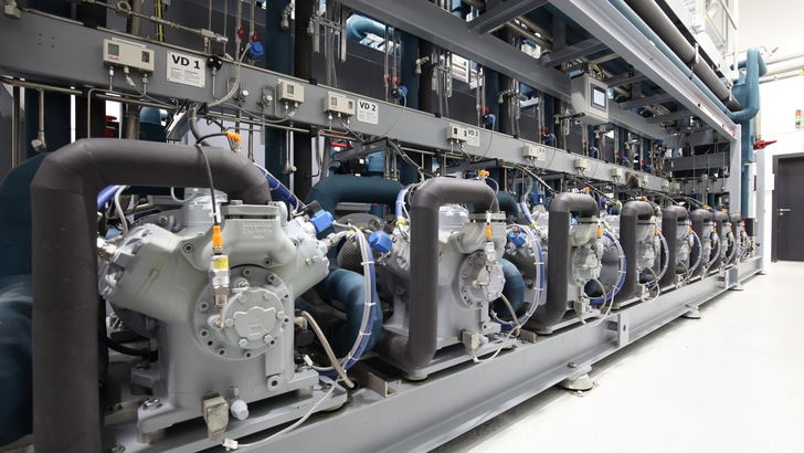 Herzstück der Fischer Haustechnik: Die [CF] Systems NH3 Booster Wärmepumpe mit Bitzer Kolbenverdichtern. Die komplette Wärmepumpe einschließlich Hydraulikteil wurde mit ArmaFlex Ultima, die NH3-Heißgas-Leitungen (im Vordergrund) mit dem Hochtemperaturdämmstoff HT/ArmaFlex gedämmt.