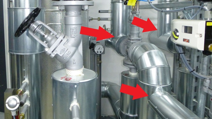 Abb. 2: Bei einer blechummantelten Rohrleitungsdämmung bei einem Abzweig oder T-Stück ist der Ausschnitt des Hauptrohres ein Bestandteil des Formstückes „Abzweig“. - © Karlheinz Kermann Abb. 2: Bei einer blechummantelten Rohrleitungsdämmung bei einem Abzweig oder T-Stück ist der Ausschnitt des Hauptrohres ein Bestandteil des Formstückes „Abzweig“. - © Karlheinz Kermann