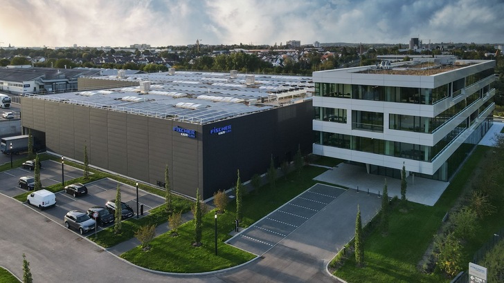 In der Werkhalle werden auf 7.500 m² modernster Produktionsfläche Verbundkälteanlagen gefertigt.