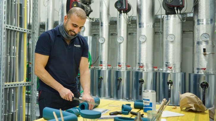 Das hochflexible ArmaFlex Ultima lässt sich sehr gut schneiden und zu Formteilen verarbeiten.