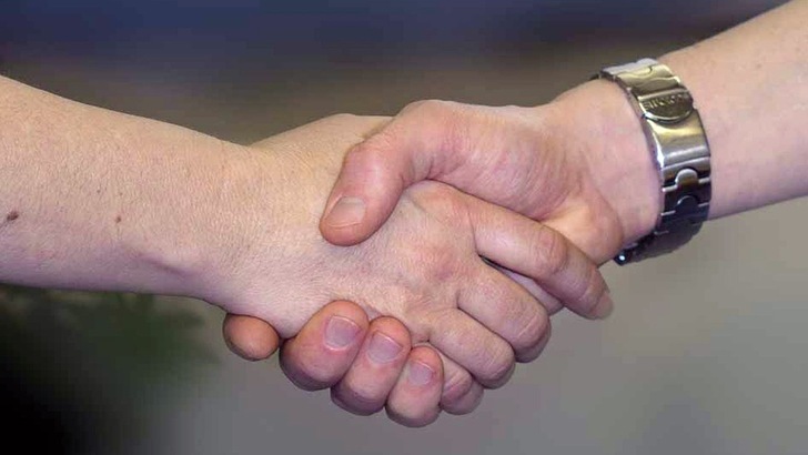 „Fachplaner und Ingenieure besprechen innovative Dämmstoffe zur Verbesserung der Energieeffizienz in einem Bauprojekt. - © Bild von Joakant auf Pixabay