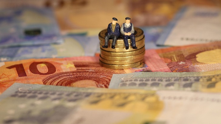„Miniaturfiguren sitzen auf gestapelten Dämmstoffen, umgeben von Materialien für Wärme-, Kälte-, Schall- und Brandschutz. - © Bild von Wilfried Pohnke auf Pixabay