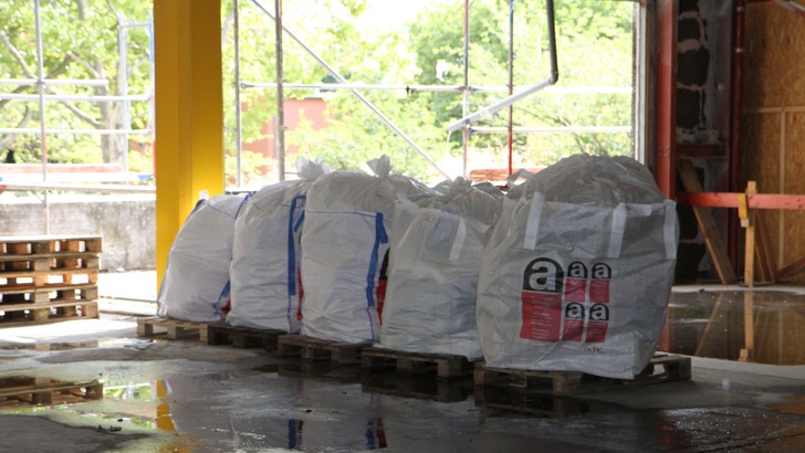 Bereit zum Abtransport: Das „Schwarzmaterial“ wird auf einer geeigneten Deponie entsorgt.  Jörg Meyer)