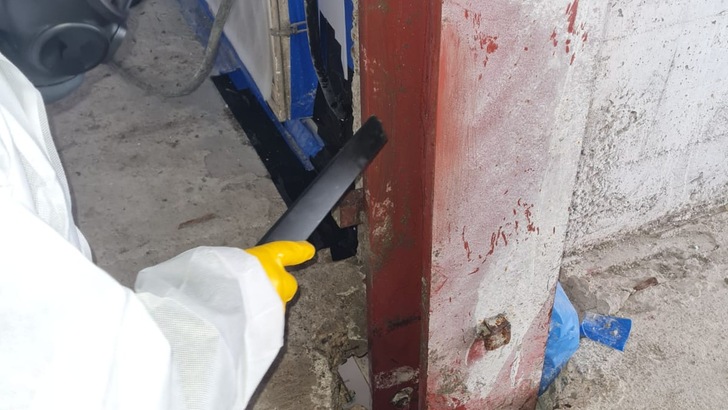 Reinigung: Mit Spezialsaugern werden verbliebene Asbestfasern zuverlässig entfernt.  Jörg Meyer)