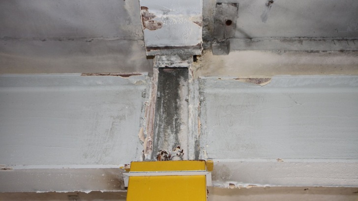 Asbesthaltige Brandschutzbeschichtungen der Stahl-Unterzüge  Jörg Meyer) - © G+H Isolierung (c