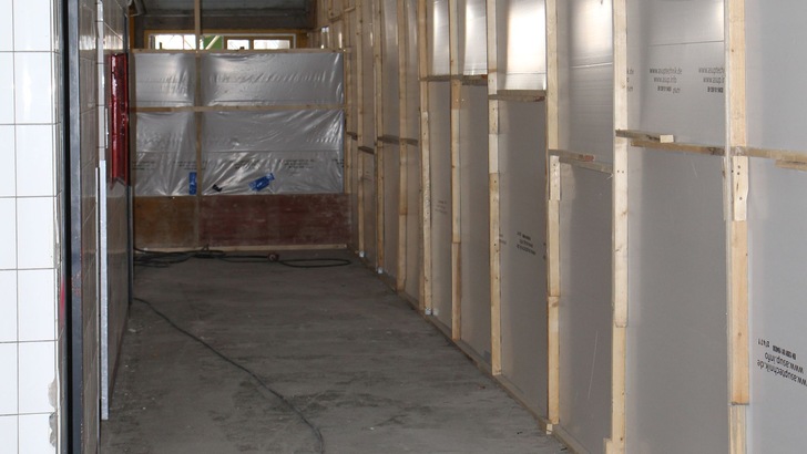 Mit Holzrahmen und Folien abgeschotteter „Schwarzbereich“  Jörg Meyer)