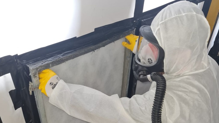 Austausch eines Filters der lufttechnischen Anlage  Jörg Meyer)