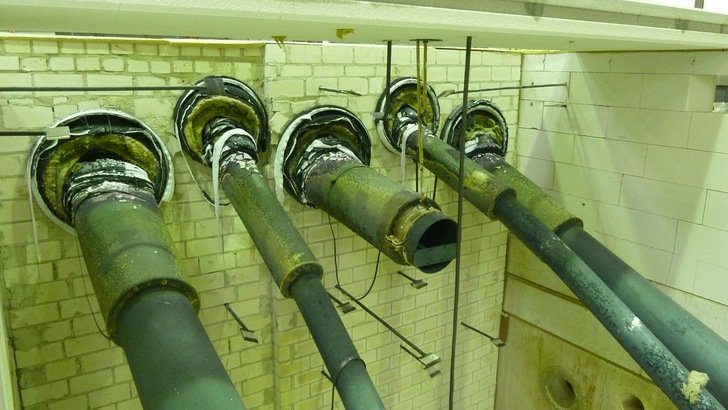 Klassifizierte Rohrabschottung PYROTAM-SH von G+H Isolierung nach DIN EN 1366-3 mit Nachweis der brandschutztechnischen Wirksamkeit bei Versagen der Abhänger.