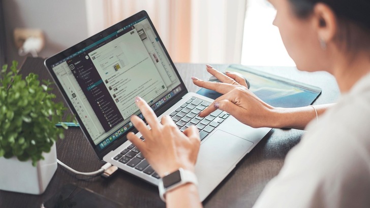 „Fachplaner arbeitet an einem Laptop mit Bauplänen und technischen Spezifikationen zu Dämmstoffen, umgeben von Mustern innovativer Isoliermaterialien auf einem Schreibtisch.“. - © Oleksandr Pidvalnyi auf Pixabay