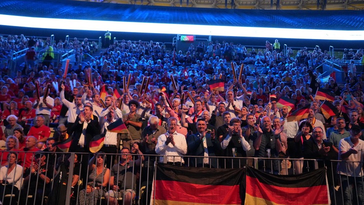 „Zylindrische Rohrleitungen in einer Industrieanlage, umgeben von innovativen Dämmmaterialien zur Wärme- und Kälteisolierung, beleuchtet durch natürliche Tageslichtquellen.“. - © Zentralverband des Deutschen Baugewerbes (ZDB)