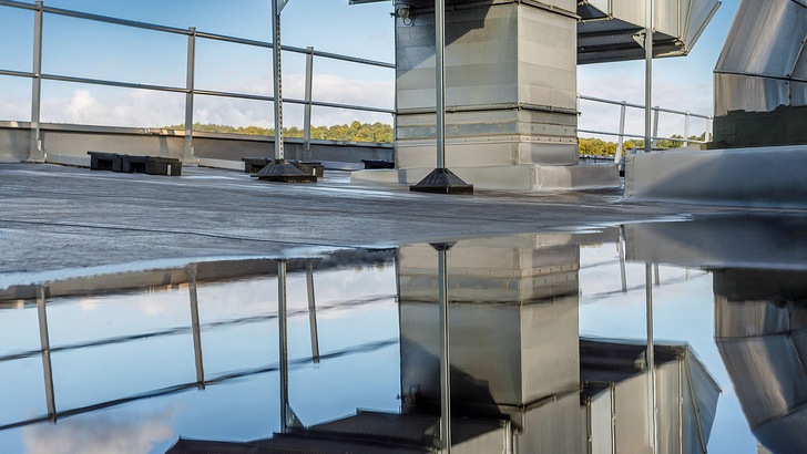 Zwei Kulissenschalldämpfer aus verzinktem Stahlblech erweitern die Zuluftanlage zur MCC-Raumbelüftung. Sie schaffen einen Volumenstrom von 32.500 m3/h.