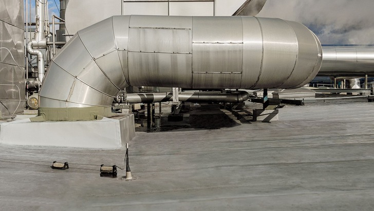 Feuchte, heiße, staubhaltige Luft war auch bei der Nebelabsauganlage Programm. Auch hier wurde auf eine Ausführung in Edelstahl gesetzt.