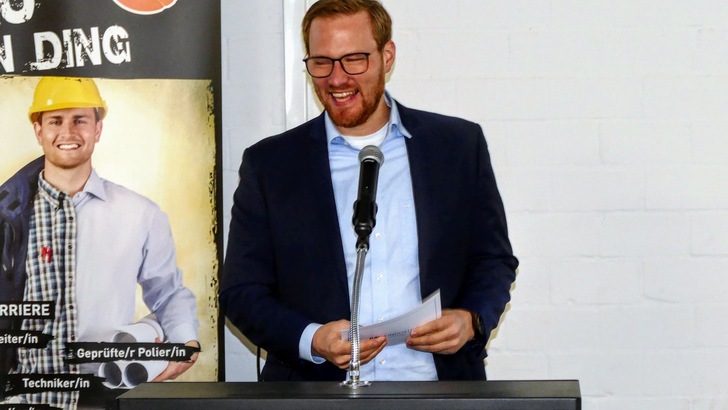 Tobias Erpenbeck, Leiter des ABZ Hamm, eröffnet den Festabend bei der Deutschen Meisterschaft der Industrie-Isolierer 2023 am ABZ Hamm.