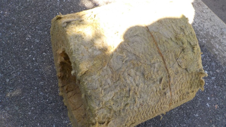 Keine Korrosion unter der Dämmung mit Rockwool WR-Tech nach drei Jahren Test bei 120 °C bis 140 °C.