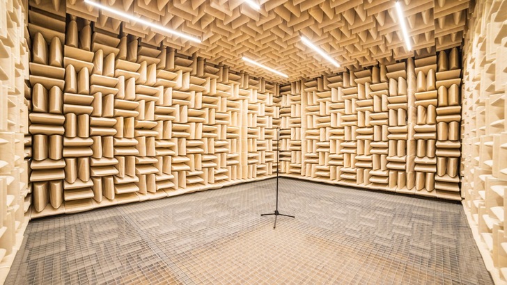 Reflexionsarmer Vollraum im neu eröffneten Acoustic Competence Center - © G+ H Group Reflexionsarmer Vollraum im neu eröffneten Acoustic Competence Center - © G+ H Group