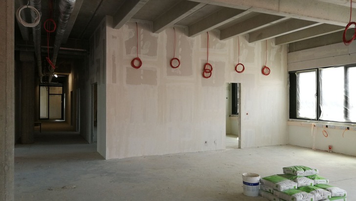 Das Kompartment der Beruflichen Schule Bautechnik Hamburg für die Berufe Trockenbauer*innen und der WKS-Isolierer*innen ist derzeit noch eine Baustelle.