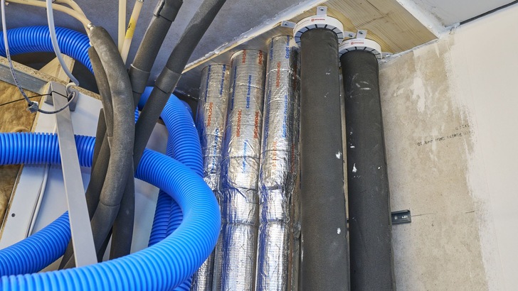 Die brennbaren Versorgungsrohre werden im Container-Hotel mit der nichtbrennbaren Brandschutzschale „Conlit 150 U“ abgeschottet und mit der nichtbrennbaren Wärmedämmung „RW 800“ gedämmt. Die gedämmten Phytonleitungen im Bild wurden mit einer „Conlit Brandschutzmanschette“ unterhalb der Kernbohrung abgeschottet, damit Feuer und Rauch mindestens 30 Minuten lang im Bereich der Deckendurchführung daran gehindert werden, von einem Container in einen anderen vorzudringen.