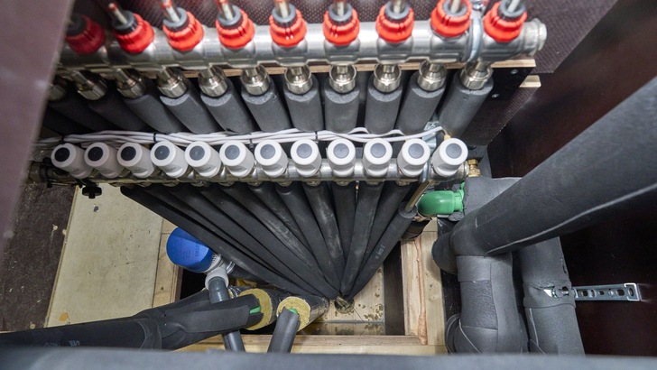 Aus dem Technikcontainer auf dem Dach werden die Zimmer mit Wärme, Trinkwasser und Strom versorgt. Je einer der mit dem Technikcontainer verbundenen fünf Installationsschächte versorgt ein bis zwei Hotelzimmer auf jeder Etage.