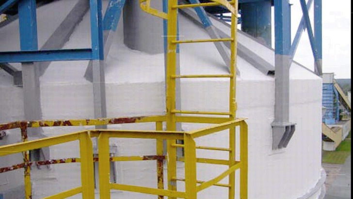 Hot Pipe Coating, hier Hot Surface Coating, bei einer Papierfabrik. Temperatur vor Beschichtung: + 96 °C, nach Beschichtung: +46 °C.