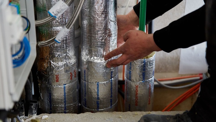 Das „Conlit“-Brandschutzsystem ist darauf ausgelegt, dass die Abschottung von Rohren und Kabeln besonders leicht umzusetzen ist. Deshalb sind „Conlit"-Abschottungen im klassischen Mauerwerksbau ebenso beliebt wie im Holzbau und jetzt wohl auch im Stahlcontainerbau.