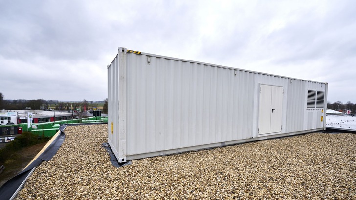 Der Technikcontainer auf dem Dach wird als letzter von einem Kran aufgesetzt. Dann beginnt die Montage der haustechnischen Leitungen. - © Deutsche Rockwool GmbH &amp; Co. KG