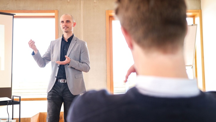 Michael Bendl erklärt die Recruitingmethode, um latente Fachkräfte in der technischen Isolierung zu finden. - © BM Digital GmbH, Michael Bendl