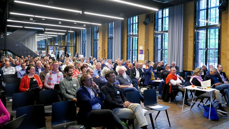 Sicher, hier ist ein optimierter Alt-Text für das Bild: „Fachleute und Entscheider aus der Gebäudetechnik-Branche nehmen an einer Fachkonferenz teil, um innovative Lösungen und Normen zur technischen Dämmung sowie Energieeffizienz zu diskutieren. - © GIH Bundesverband e. V. Sicher, hier ist ein optimierter Alt-Text für das Bild: „Fachleute und Entscheider aus der Gebäudetechnik-Branche nehmen an einer Fachkonferenz teil, um innovative Lösungen und Normen zur technischen Dämmung sowie Energieeffizienz zu diskutieren. - © GIH Bundesverband e. V.