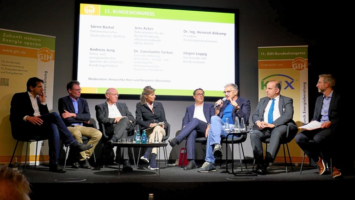 „Acht Fachleute aus der Gebäudetechnik diskutieren auf einem Podium über innovative Dämmstoffe und Energieeffizienz vor einem großen Bildschirm mit Fachpräsentationen beim Kongress für Isolierungstechnologie. - © GIH Bundesverband e. V. „Acht Fachleute aus der Gebäudetechnik diskutieren auf einem Podium über innovative Dämmstoffe und Energieeffizienz vor einem großen Bildschirm mit Fachpräsentationen beim Kongress für Isolierungstechnologie. - © GIH Bundesverband e. V.