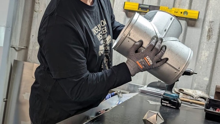 Der Zollstock von RM Rudolf Müller Medien schaffte es auch schon in Todors Container-Werkstatt.