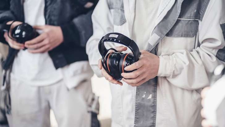 Mit Gehörschutz gegen Lärmschwerhörigkeit