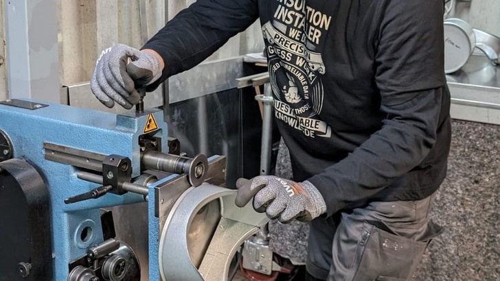 Todor Gajanovic zeigt in seiner Container-Werkstatt, wie Isolieren geht. Auf YouTube erreicht er eine weltweite Community. - © Todor Gajanovic Todor Gajanovic zeigt in seiner Container-Werkstatt, wie Isolieren geht. Auf YouTube erreicht er eine weltweite Community. - © Todor Gajanovic