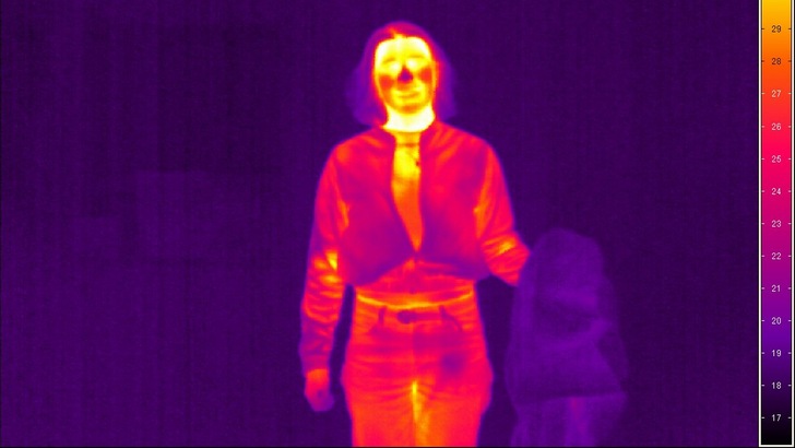 "Wärme sichtbar machen" - Mittels einer Wärmebildkamera konnte ein erster Eindruck von Oberflächentemperaturen und dem Wirkungsprinzip von Dämmstoffen, in diesem Fall einer Jacke, vermittelt werden.