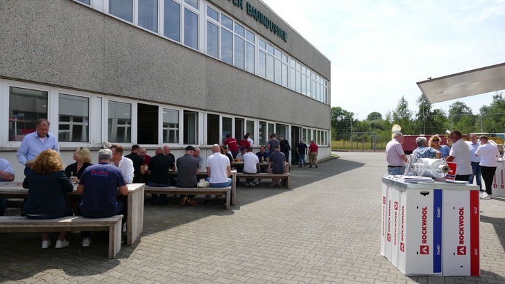 Mittags wurde gegrillt und in lockerer Atmosphäre auf dem Hof des ABZ Hamm gegessen.