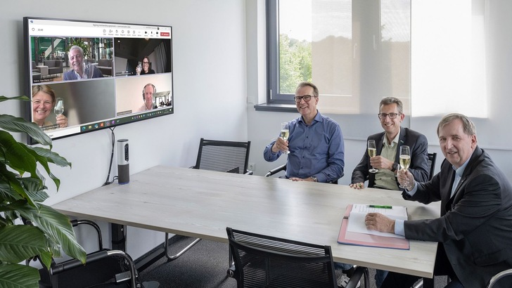 Die Vertragsunterzeichnung mit Van Marcke am 13. 
Mai in Dortmund und zugeschaltet aus Kortrijk, Belgien: Seitens 
Nordwest Jörg Simon (Vorstand), Jens Thöne (Geschäftsführer Team Faktor NW), Volker Buschmeier (Bereichsleiter Europa) und Jean-Pierre Valent (Business Development Europa) sowie seitens Van Marcke Group Caroline Van Marcke (CEO), Philippe Cormann (Strategic Procurement Coordinator) und Nathalie De Kerpel (Senior Legal Council). - © Nordwest