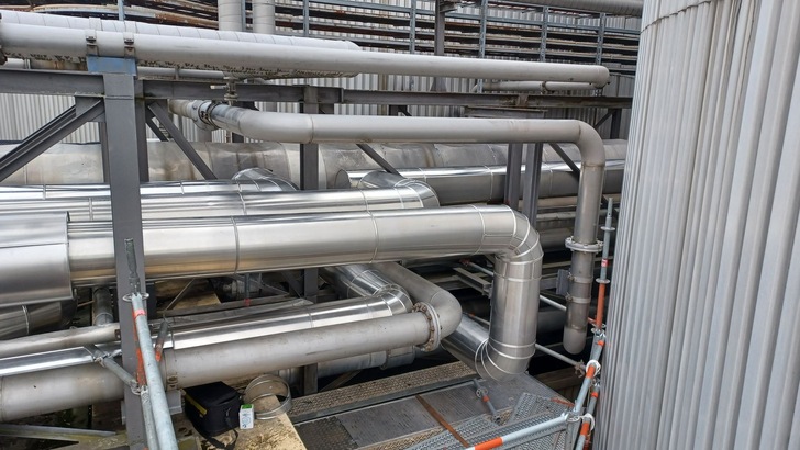 Isolierung der Rohrbrücke: Die fertig isolierten Rohrleitungen.