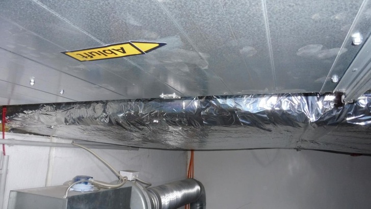 Bild 2: Das „Durchhängen“ der Lamellenmatte in der Mitte der eckigen Luftleitung, bei der nur geklebt wurde, ist erkennbar. - © Kermann Bild 2: Das „Durchhängen“ der Lamellenmatte in der Mitte der eckigen Luftleitung, bei der nur geklebt wurde, ist erkennbar. - © Kermann