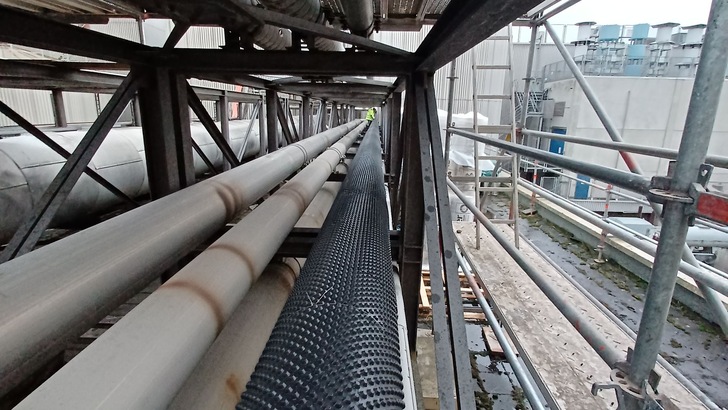 Isolierung der Rohrbrücke: Zwischen den Glasfaser-Lamellenmatten und dem abschließenden Aluminiumblech brachten die Isolierer eine Schicht Noppenfolie an. - © G + H Isolierung Isolierung der Rohrbrücke: Zwischen den Glasfaser-Lamellenmatten und dem abschließenden Aluminiumblech brachten die Isolierer eine Schicht Noppenfolie an. - © G + H Isolierung
