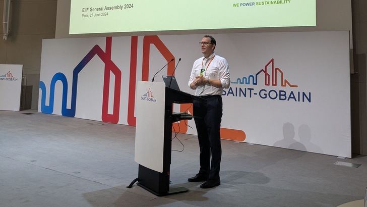 Andreas Gürtler präsentiert den EiiF-Jahresbericht.