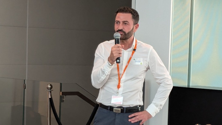 Stiftungsrat Jorge Grimalt begrüßt seine EiiF-Gäste.