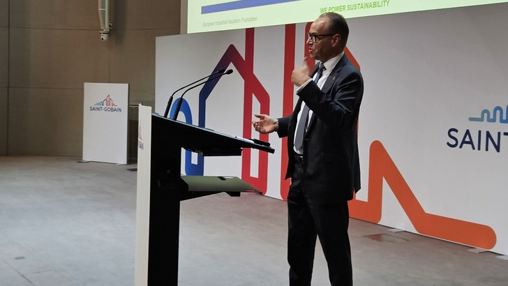 EiiF-Membership-Vorsitzender Frank Baur hält den Daumen hoch – es läuft im Förderverein.