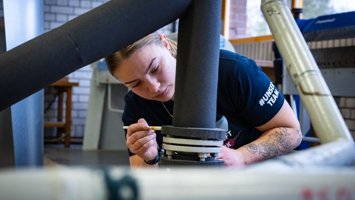 Evelyn Miller gewinnt Silber, ZDB Deutsche Meisterschaft Bauhandwerk 2024 in Buehl - © ZDB, C. Pflug / L. Benn Evelyn Miller gewinnt Silber, ZDB Deutsche Meisterschaft Bauhandwerk 2024 in Buehl - © ZDB, C. Pflug / L. Benn
