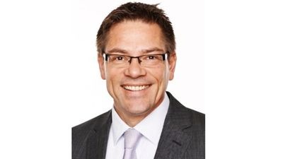 Ein lächelnder Mann in Anzug und Brille vor weißem Hintergrund. - © Stephan Rosenblatt